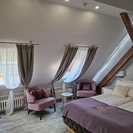 Queen Palace Hotel *