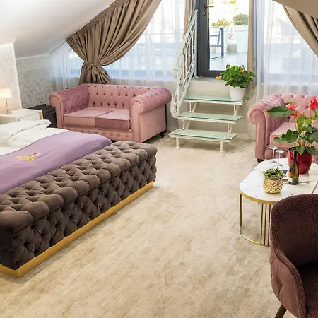 Queen Palace Hotel *